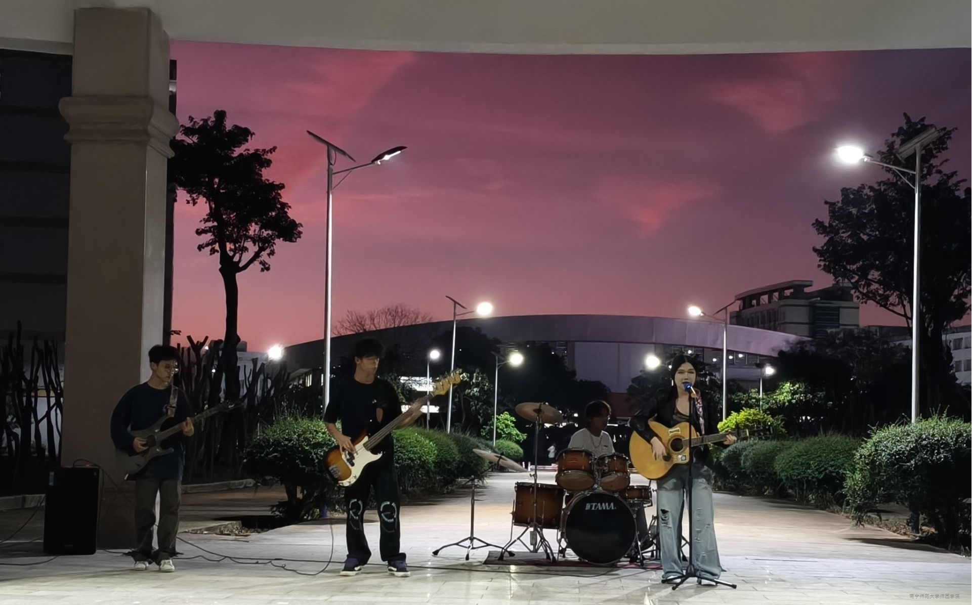 中文系顺利举办“嗨！唱！青春随机唱！”主题欢乐广场秀