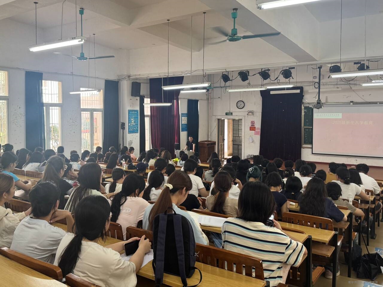 外语系召开2025级新生入学教育暨专业介绍大会